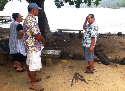 L'archéologue Paul Niva devant le Marae Ofai Tama